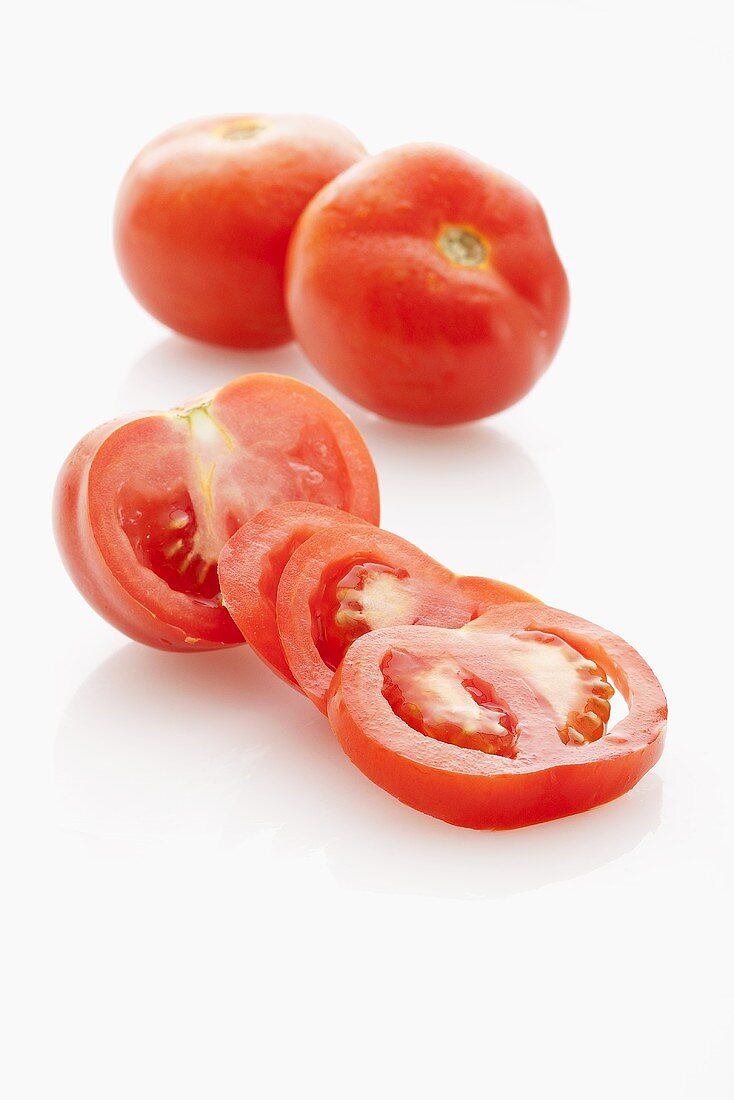 Tomaten, ganz und aufgeschnitten