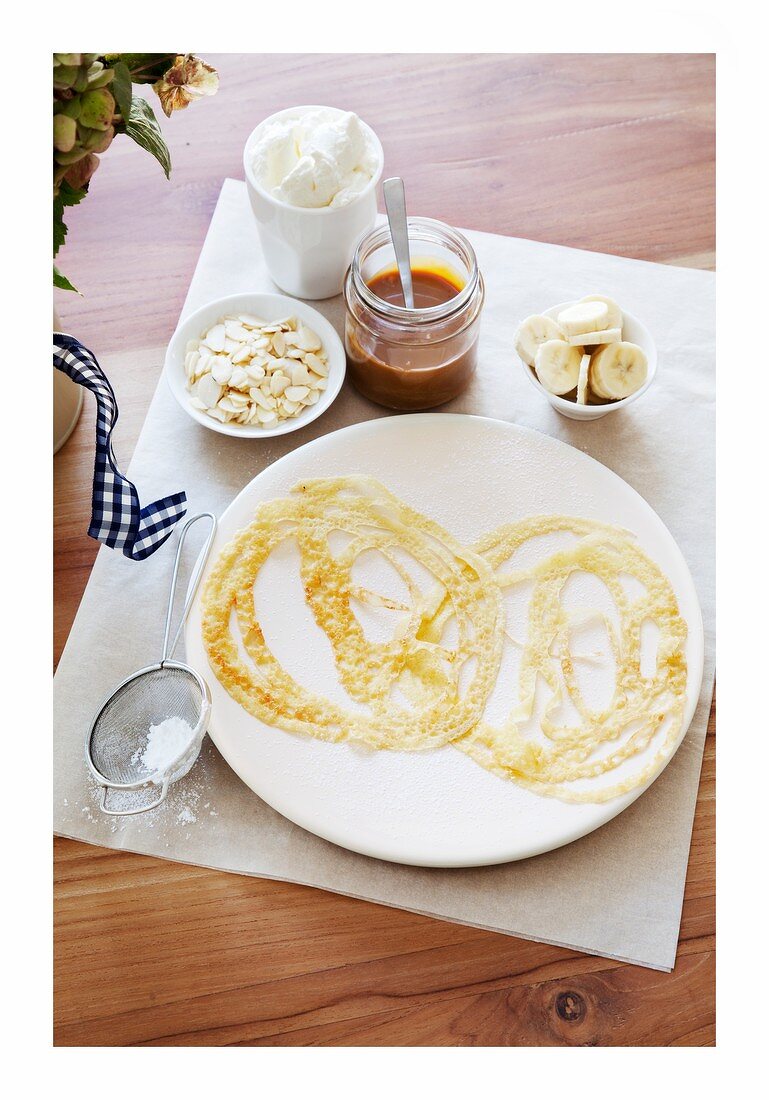 Pretzel-shaped cakes with icing sugar