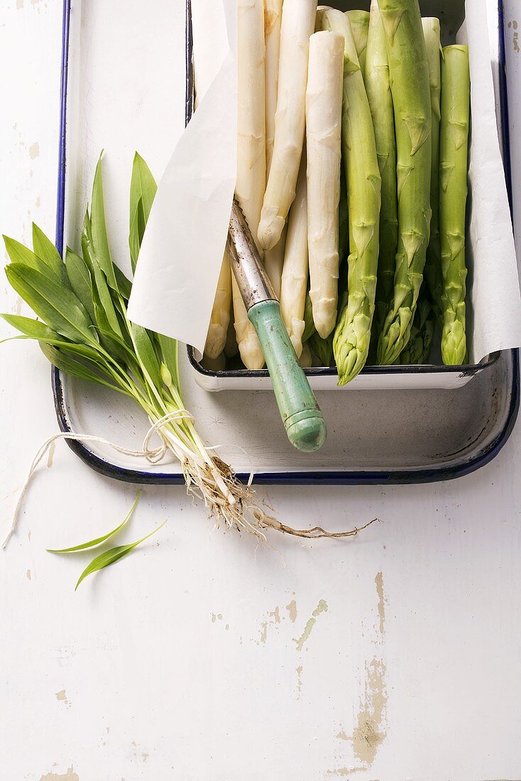 White and green asparagus and chives