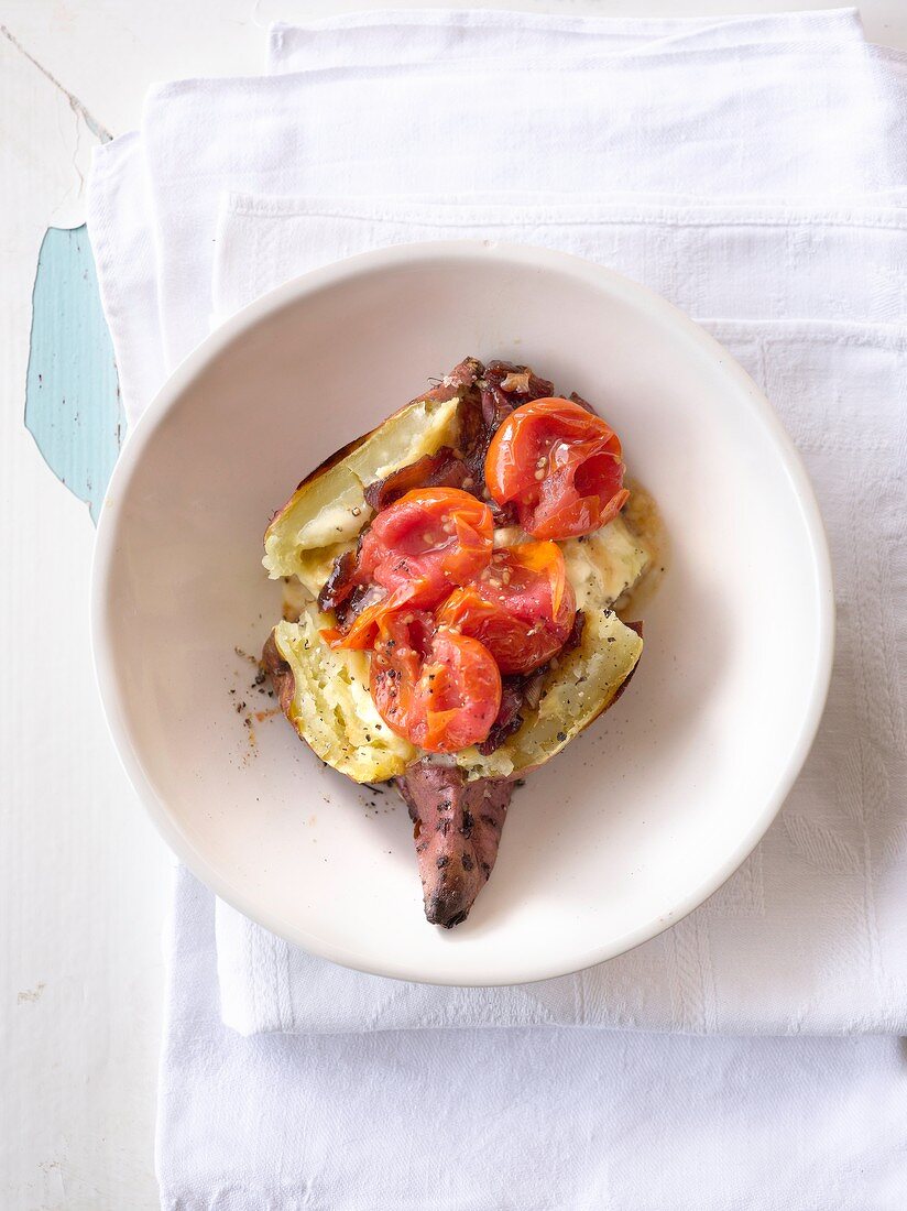 Gebackene Süsskartoffel mit karamellisierten Zwiebeln und Tomaten