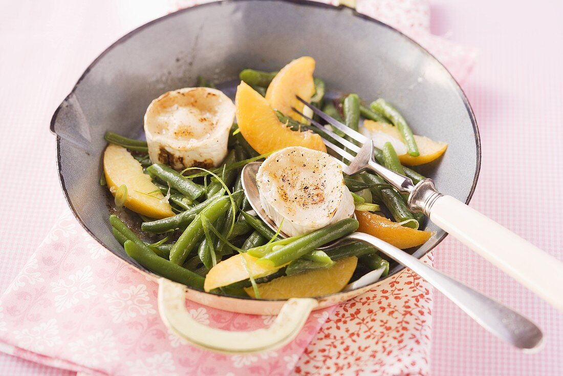 Bohnensalat mit Pfirsich und gegrilltem Ziegenkäse