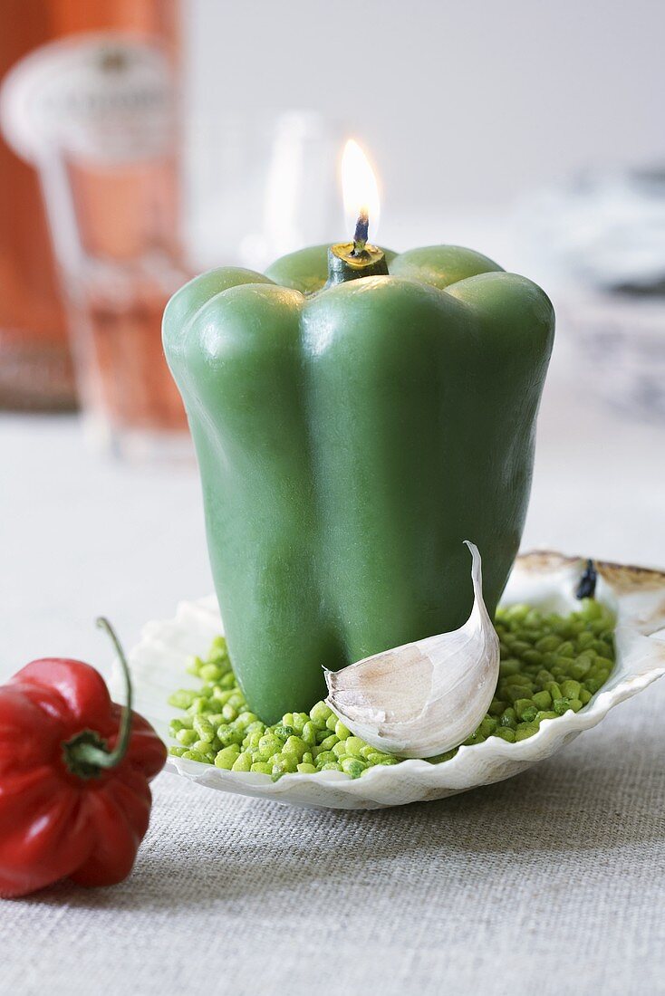 Paprika-Kerze in Jakobsmuschelschale als Tischdeko