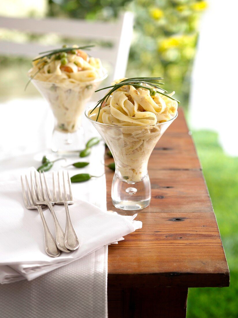 Tagliatelle mit Garnelen, Erbsen und grünem Curry