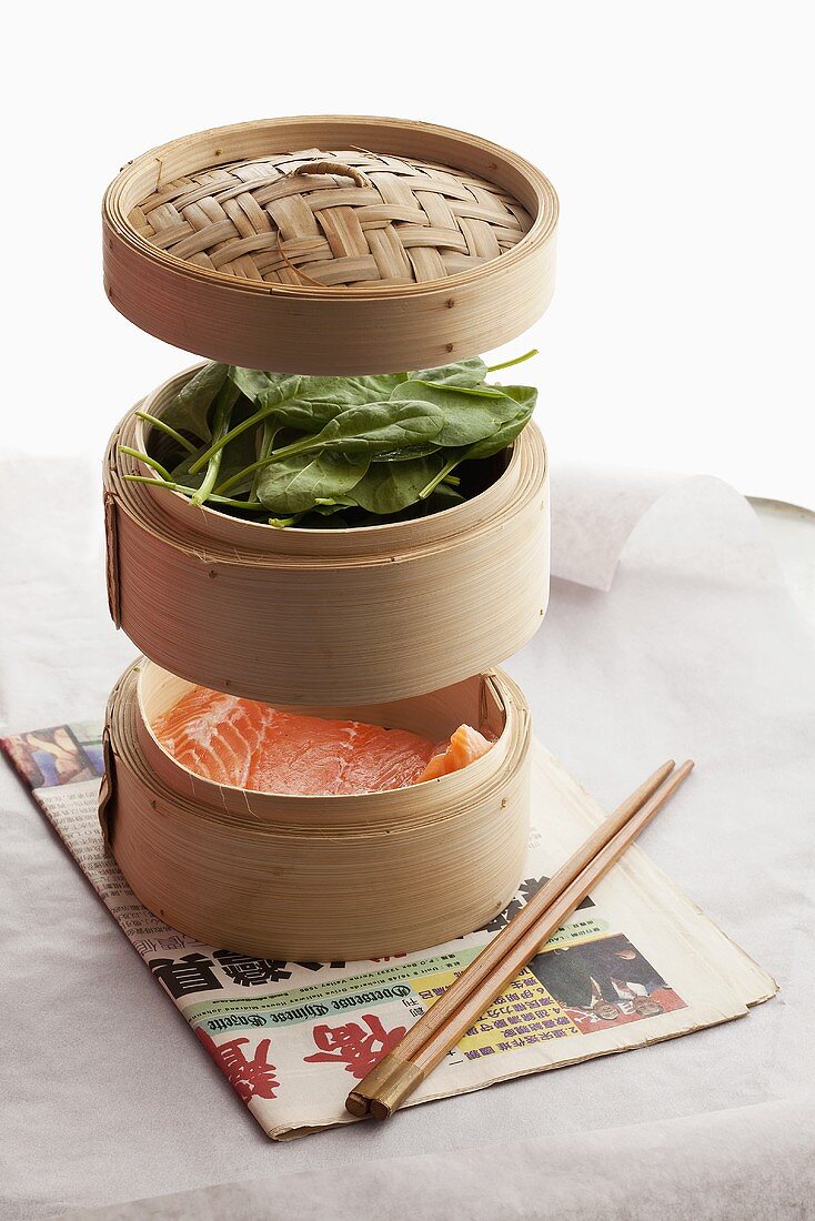 Salmon and spinach in bamboo baskets