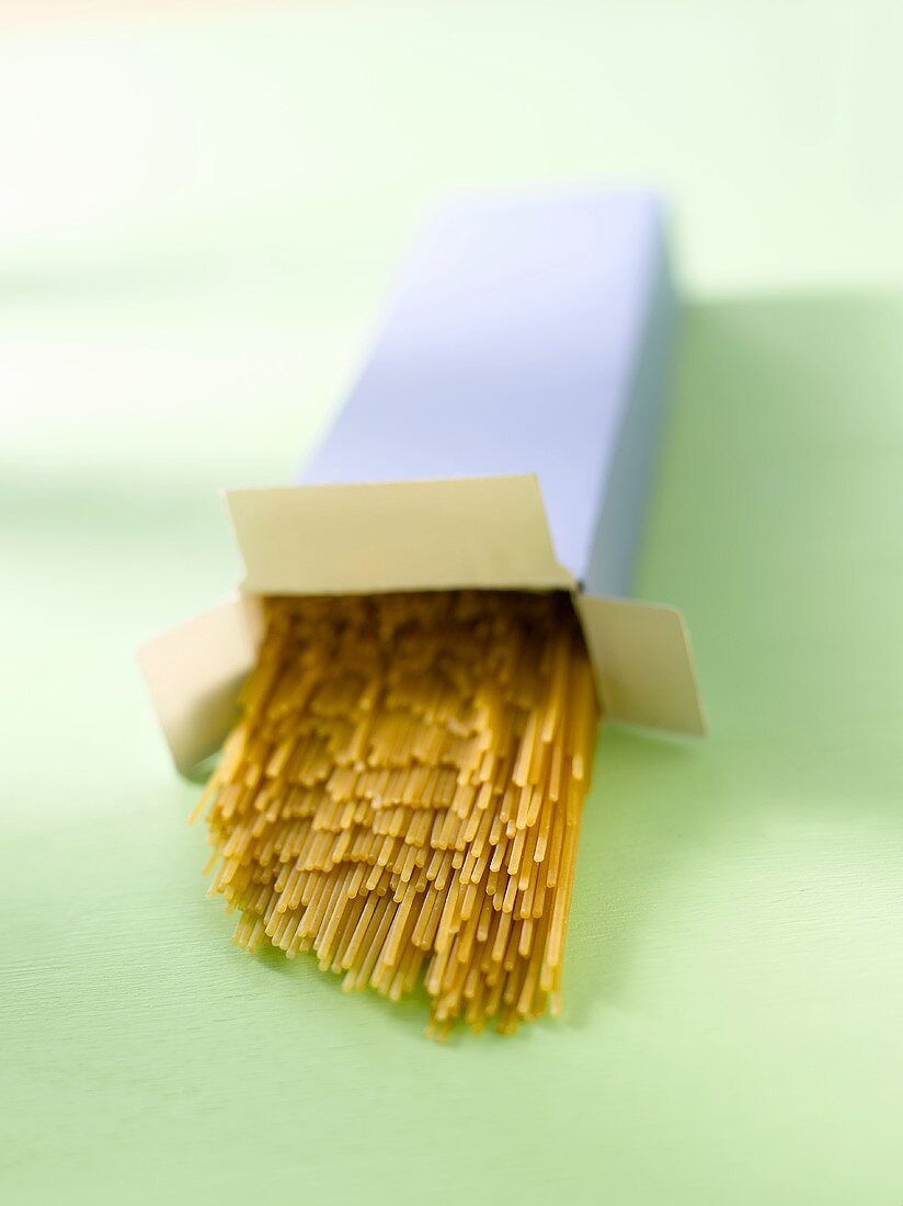 Spaghetti fallen aus der Verpackung