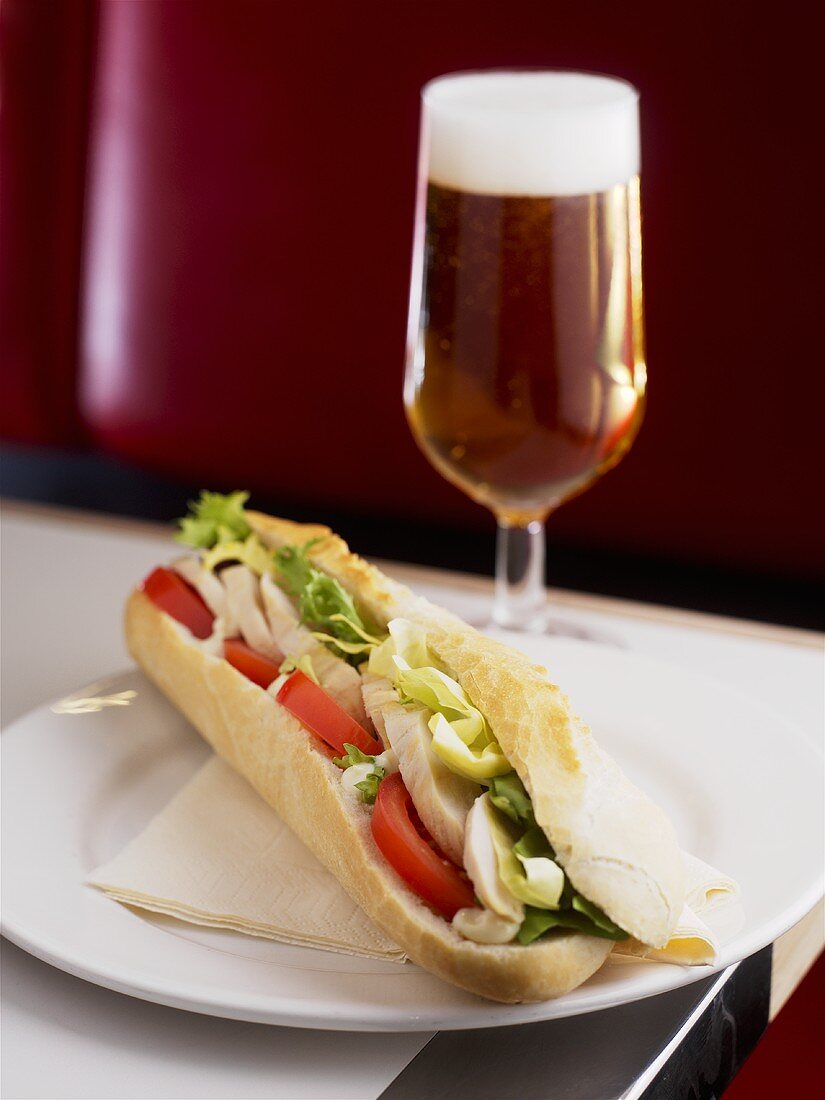 Hähnchen-Sandwich mit Tomaten und Blattsalat