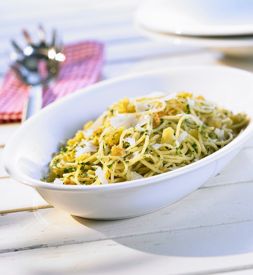 Pasta con l'aglio e mollica (Nudeln mit Knoblauch & Brösel)