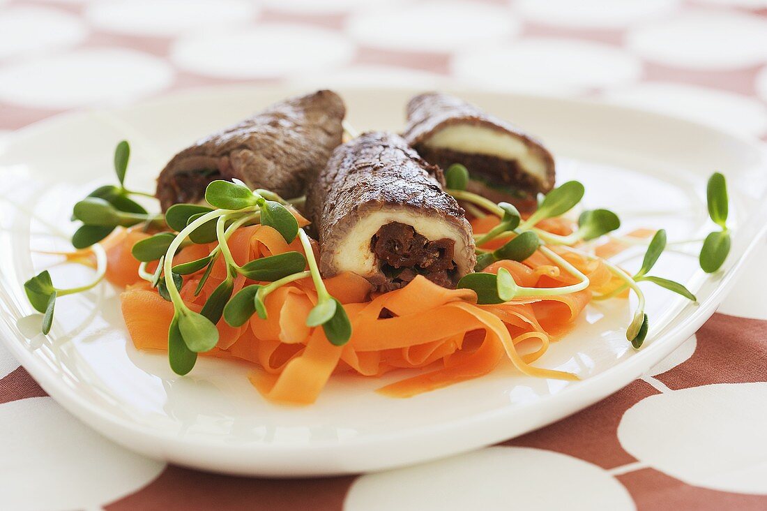 Gefüllte Rouladen mit Mozzarella und getrockneten Tomaten