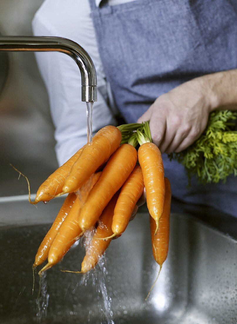 Karotten und fließendem Wasser waschen