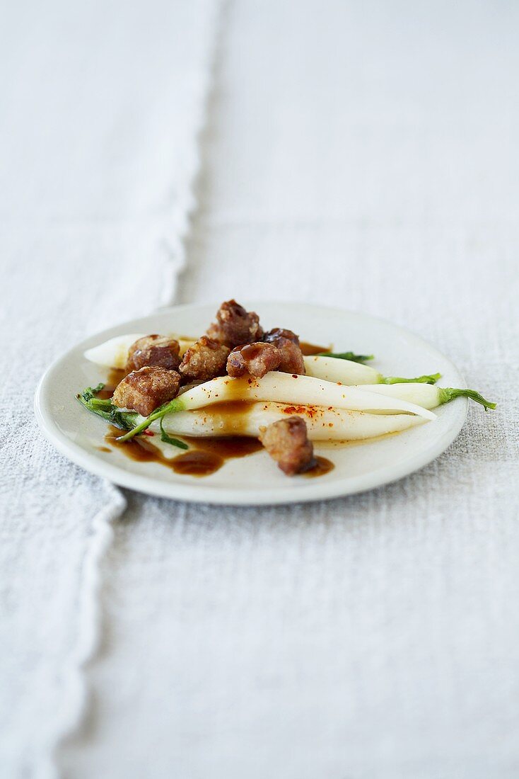 Frittiertes Schweinefleisch mit Eiszapfen und Teryaki-Sauce