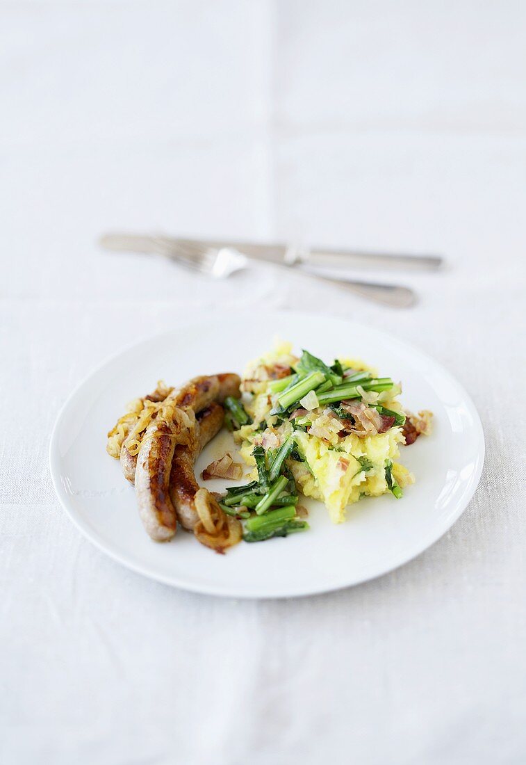 Bratwürstchen mit Kartoffel-Rübstiel-Püree