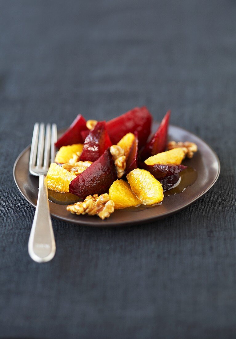 Rote-Bete-Orangensalat mit karamellisierten Walnüssen