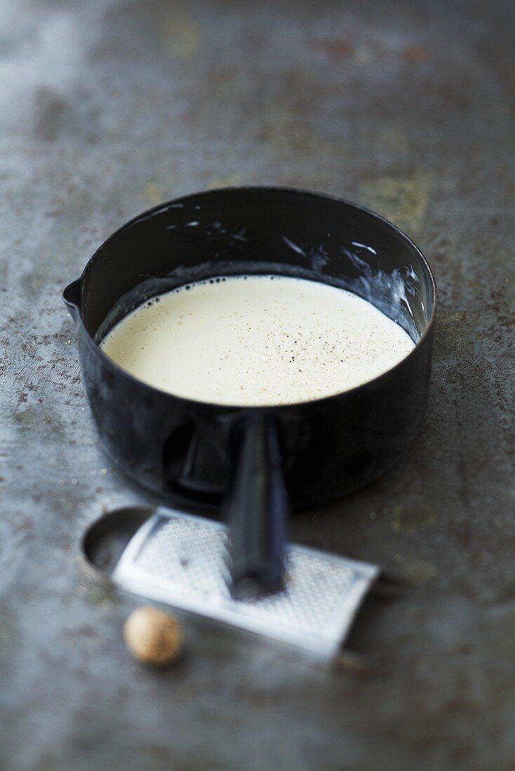 Weißwein-Sahnesauce in einer Stielkasserole