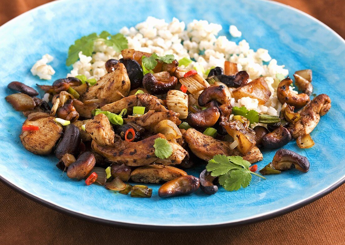 Hähnchen mit Cashewkernen und Reis