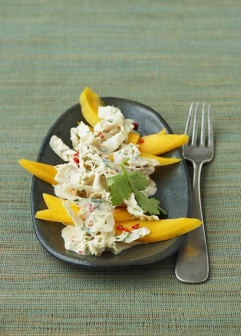 Mangosalat mit Chinakohl und Kokos-Limetten-Dressing