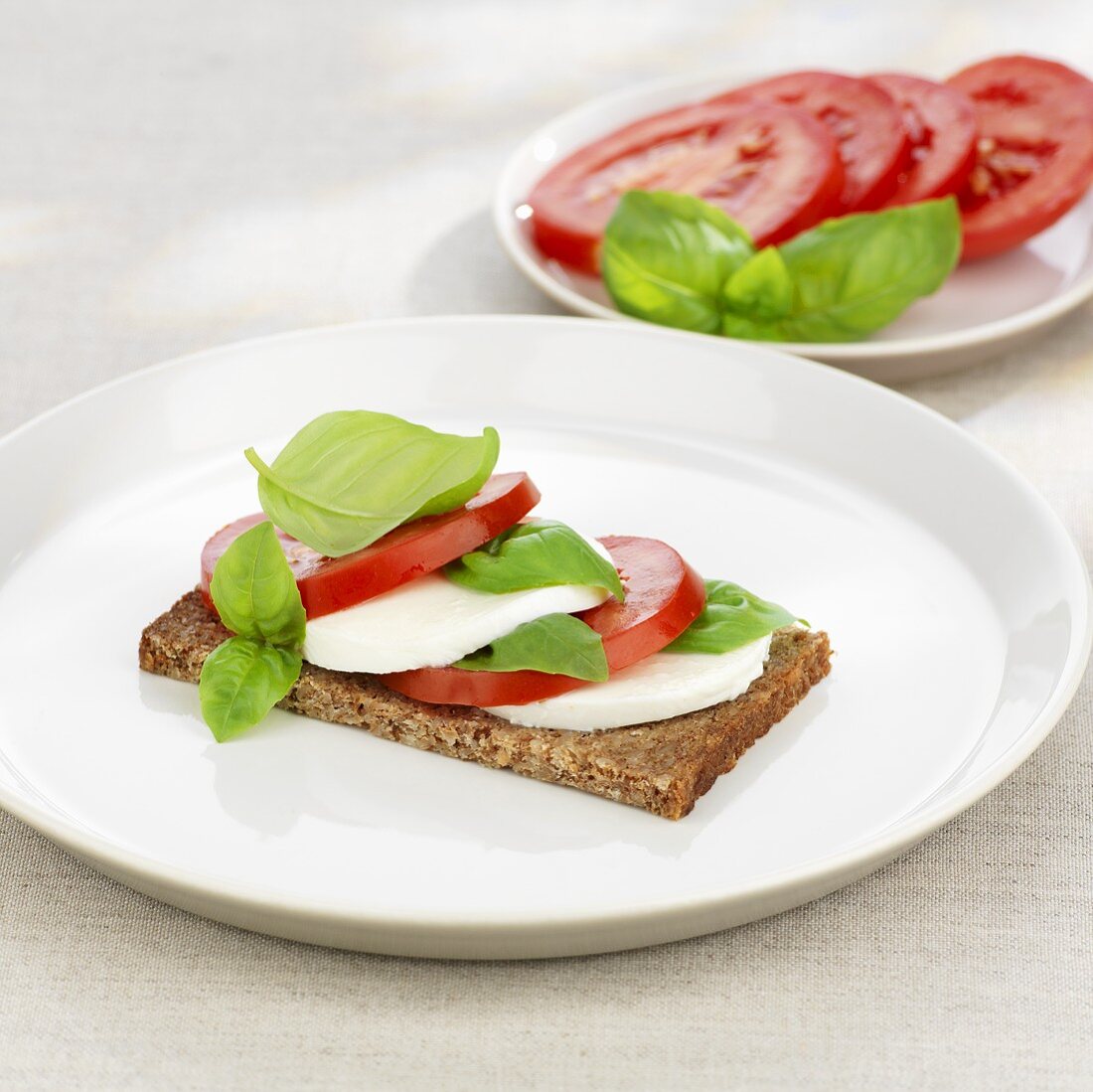 Vollkornbrot mit Tomaten, Mozzarella und Basilikum