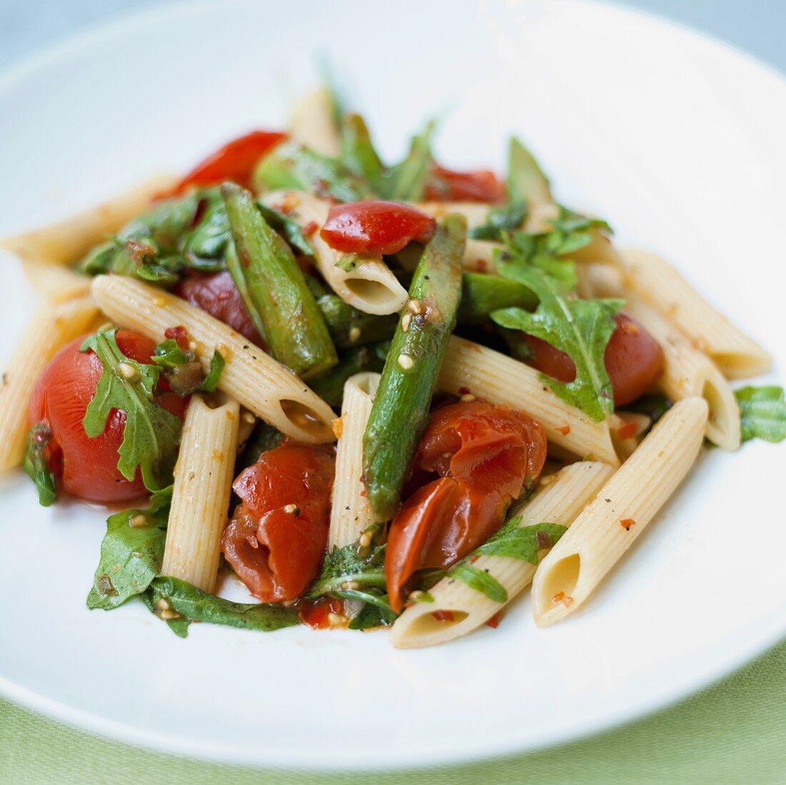 Penne mit Tomaten, grünem Spargel und Rucola