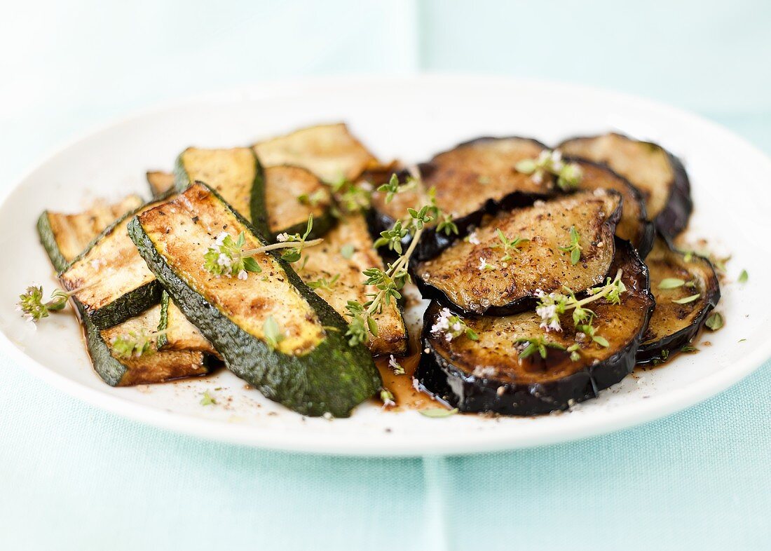 Gebratene Zucchini und Auberginen mit Thymian