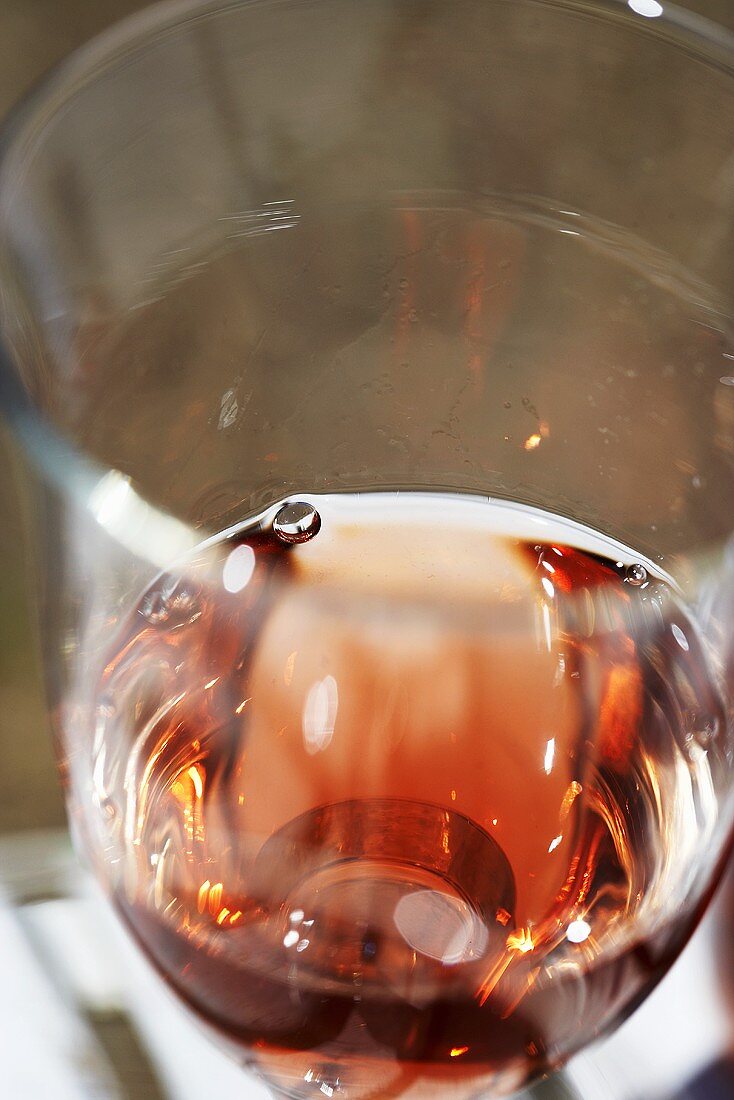 Glass of rosé wine (close-up)