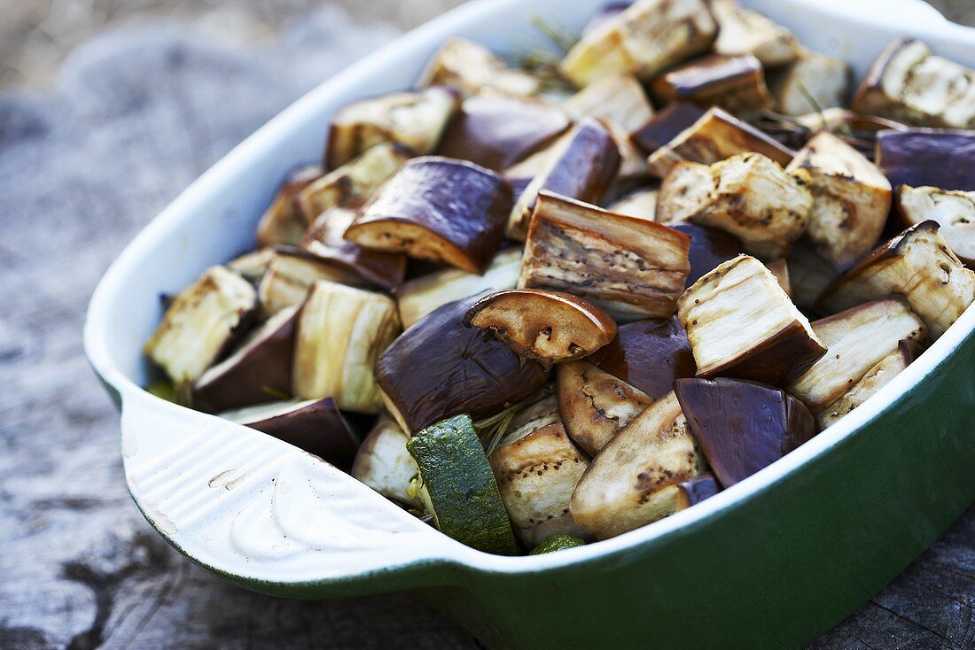 Gebratene Zucchini und Auberginen aus dem Ofen