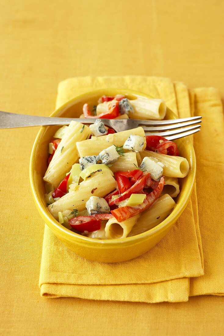 Tortiglioni with cheese sauce and peppers