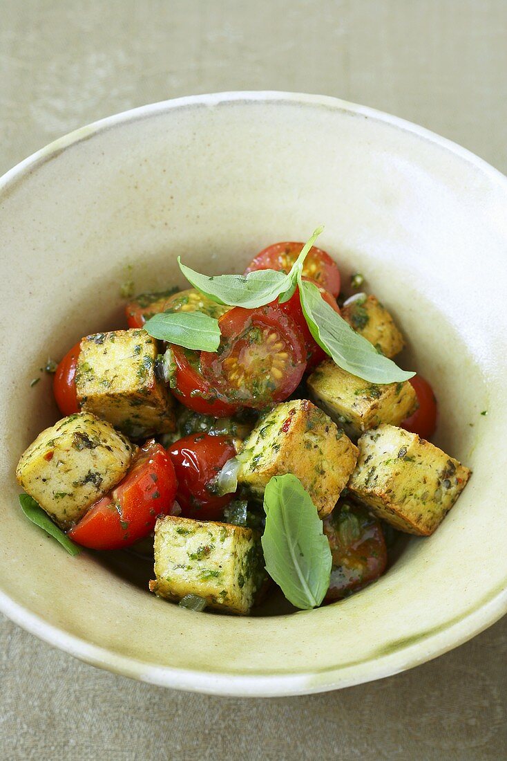 Gebratene Tofuwürfel mit Tomaten und Basilikum