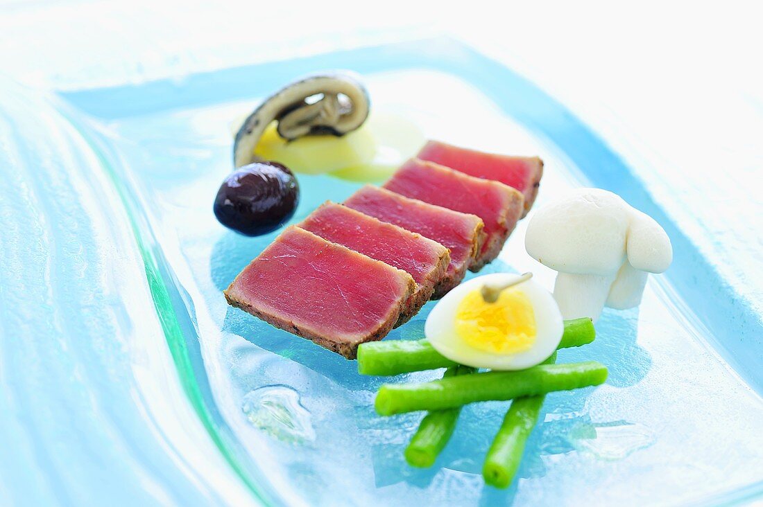 Thunfischfilet mit Wachtelei und grünen Bohnen