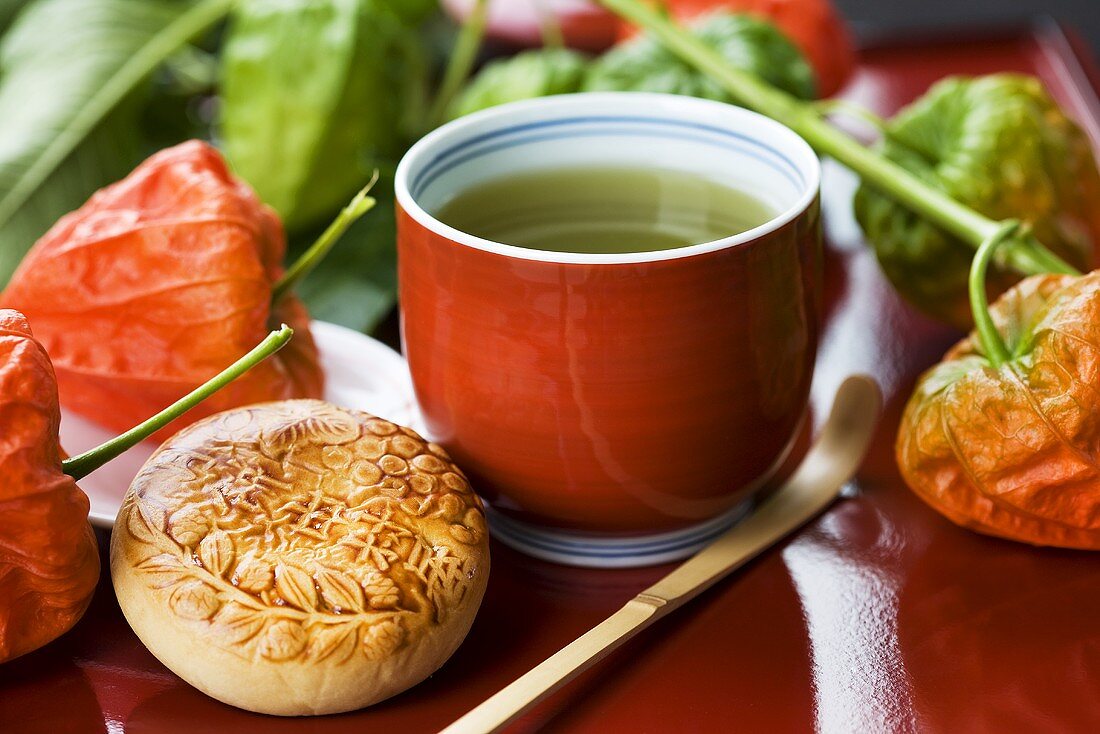 Grüner Tee mit japanischem Gebäck, gefüllt mit Bohnenpaste