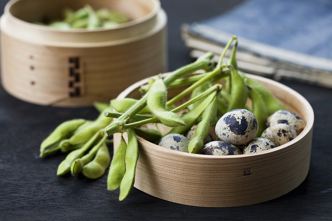 Soya beans and quails' eggs in a bamboo steamer