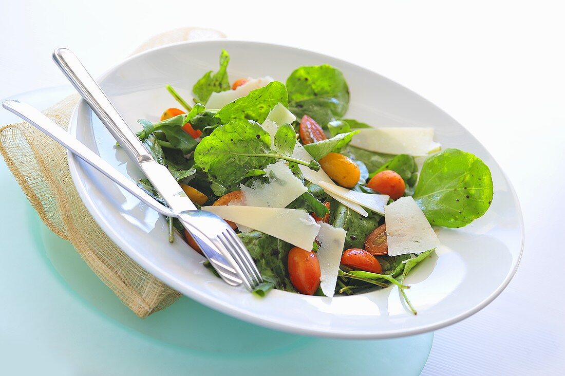 Salad leaves with tomatoes and Parmesan