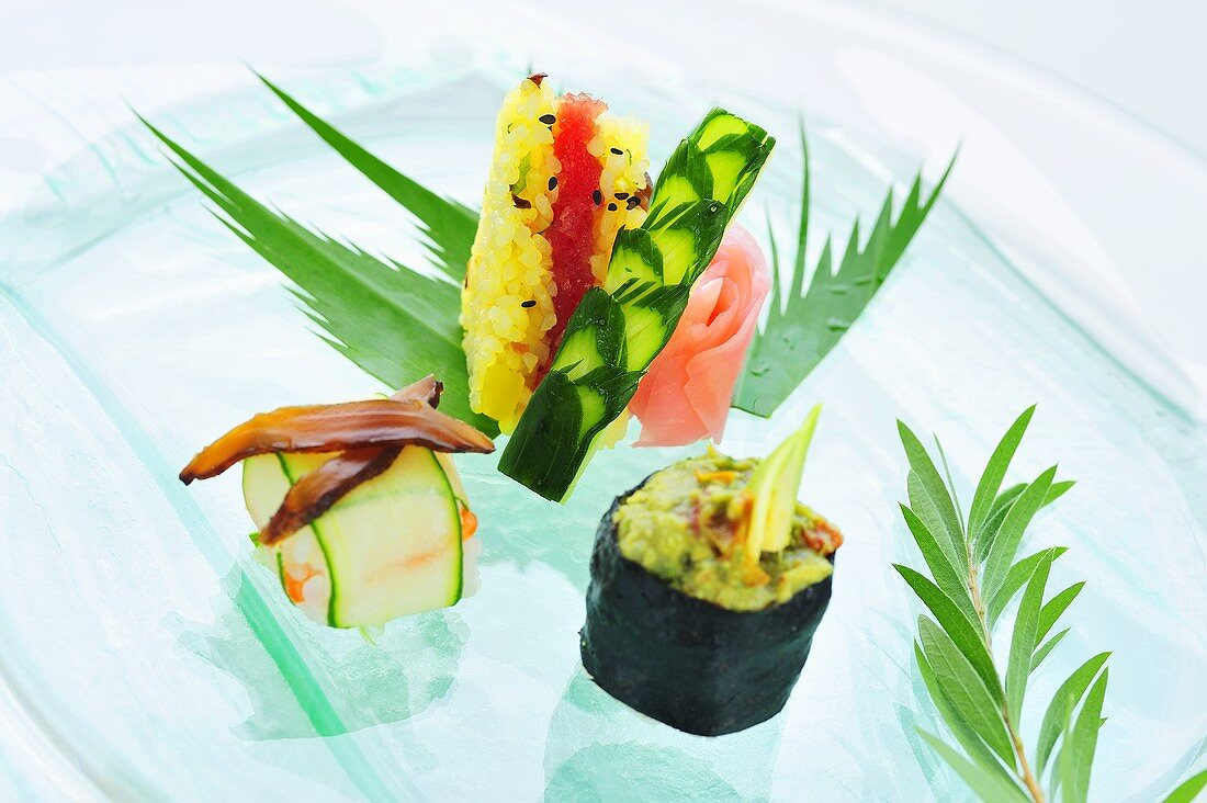 Sushi mit Lachs, Thunfisch und Guacamole