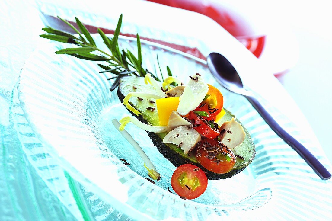 Avocadosalat mit Feta, Kirschtomaten und Pilzen