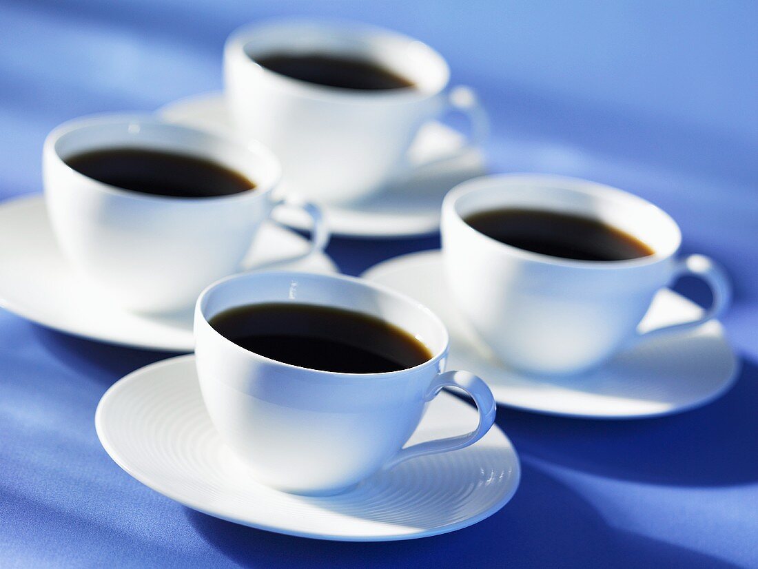 Vier Tassen schwarzer Kaffee