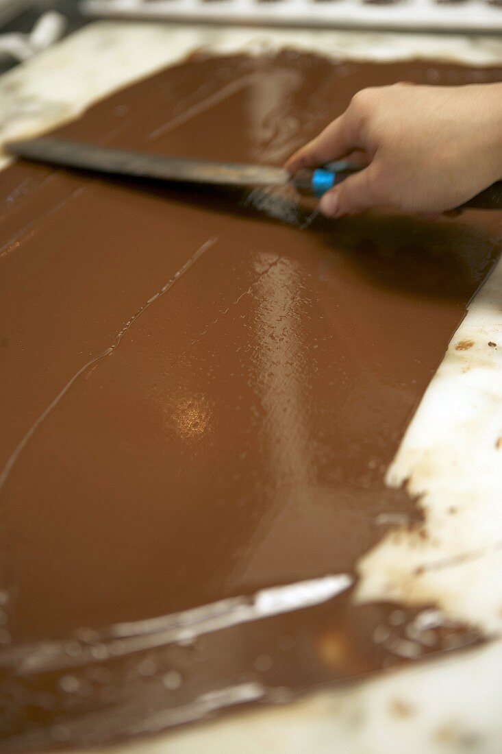 Schokolade auf einer Marmorplatte ausstreichen