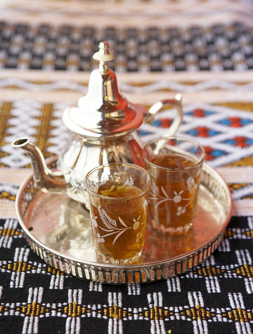 Marokkanischer Minztee in Teekanne und Gläsern