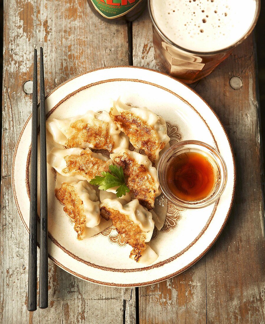 Fried pasta parcels with a glass of beer