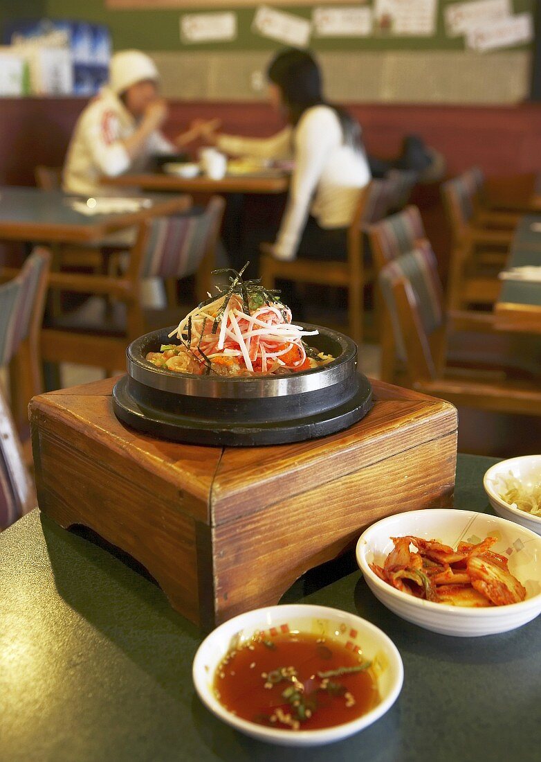 Dolsot Bibimbab (Reis, Gemüse und Fleisch im Steintopf,Korea)