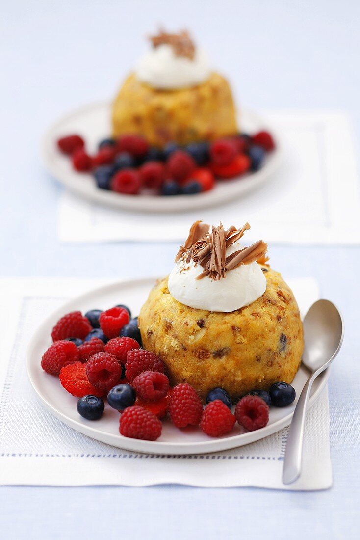 Biskuit-Knödel mit Trockenfrüchten, Schlagsahne und Beeren