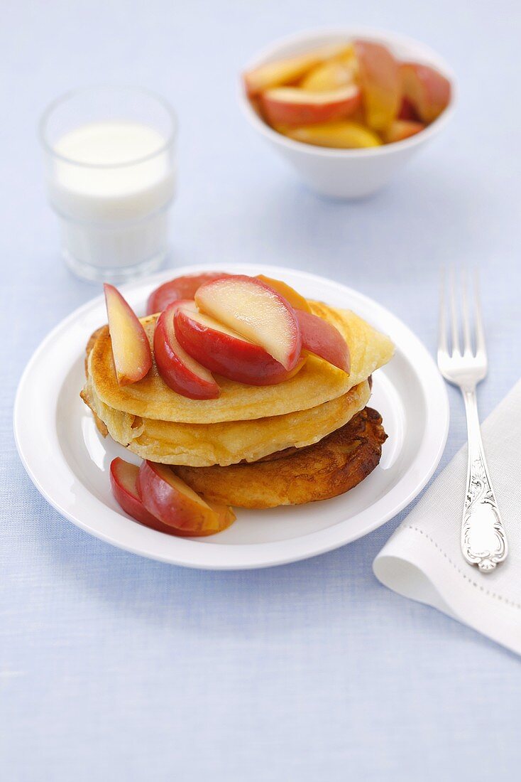 Pancakes mit gedünsteten Äpfeln