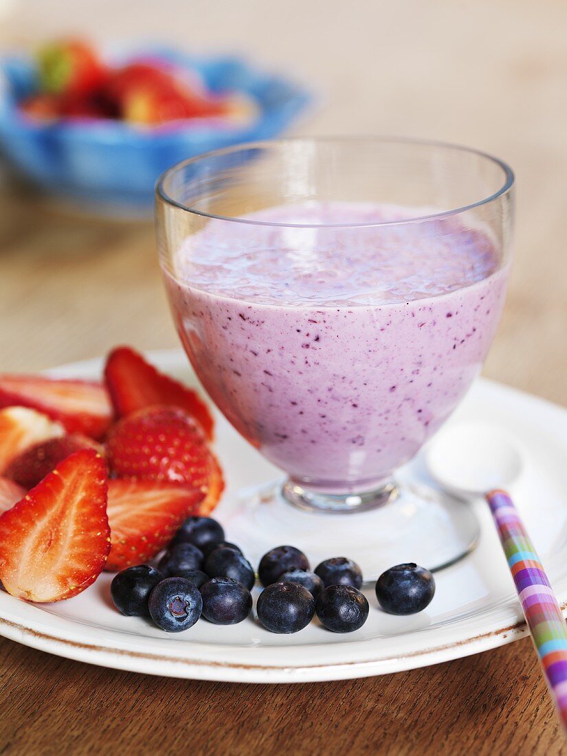 Smoothie with blueberries and strawberries