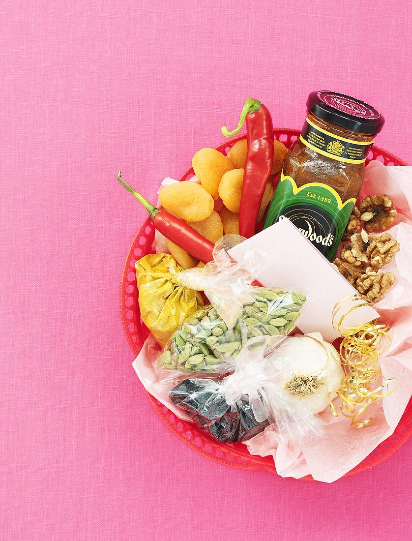 Geschenkkorb mit Zutaten für die asiatische Küche