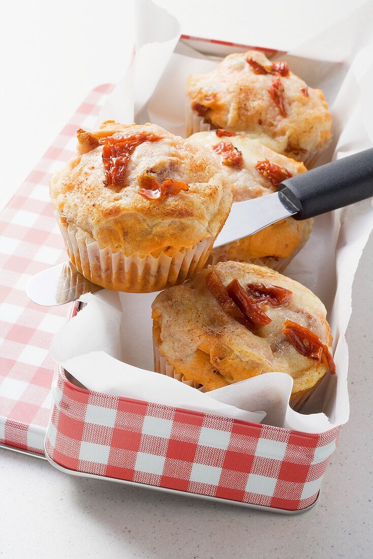 Pikante Muffins mit getrockneten Tomaten