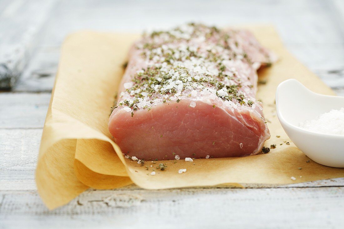 Gewürzte Schweinelende mit Salz und Majoran