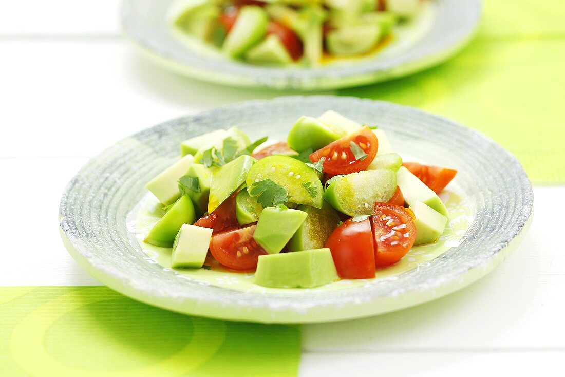 Tomatillosalat mit Avocado, Tomaten und Koriander