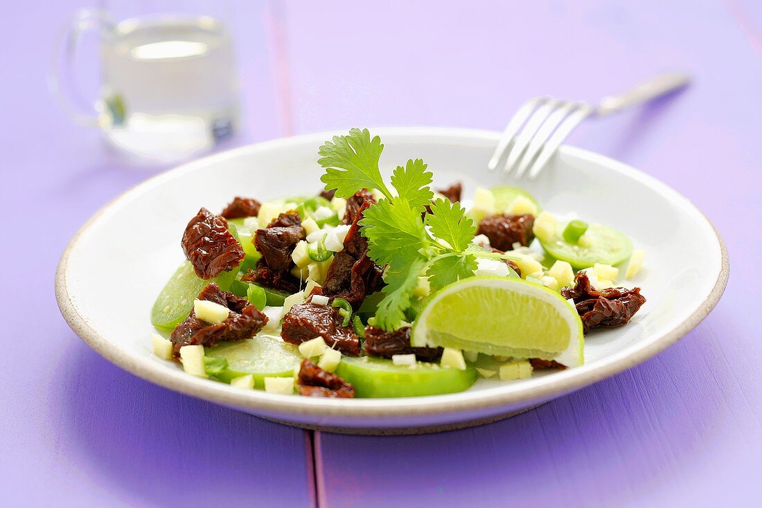 Tomatillosalat mit getrockneten Tomaten, Knoblauch und Koriander