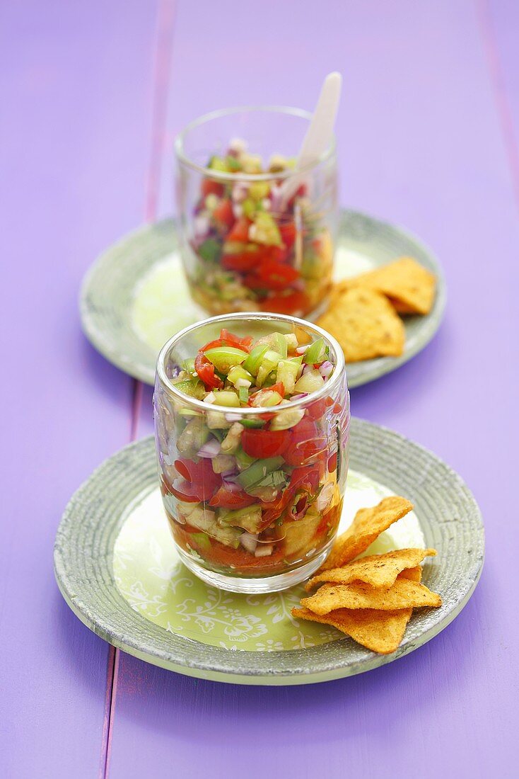 Salsa cruda (Rohe Salsa) mit Tortilla Chips