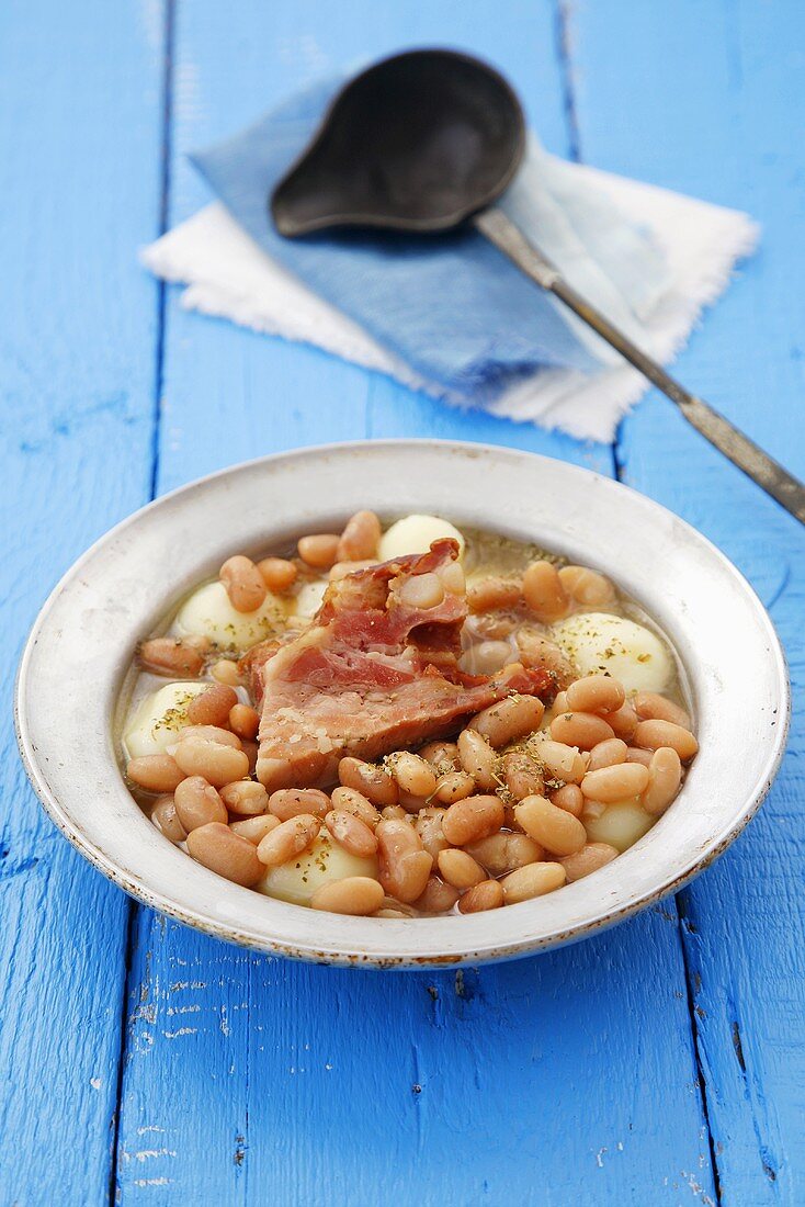 Bohneneintopf mit Speck und Kartoffeln