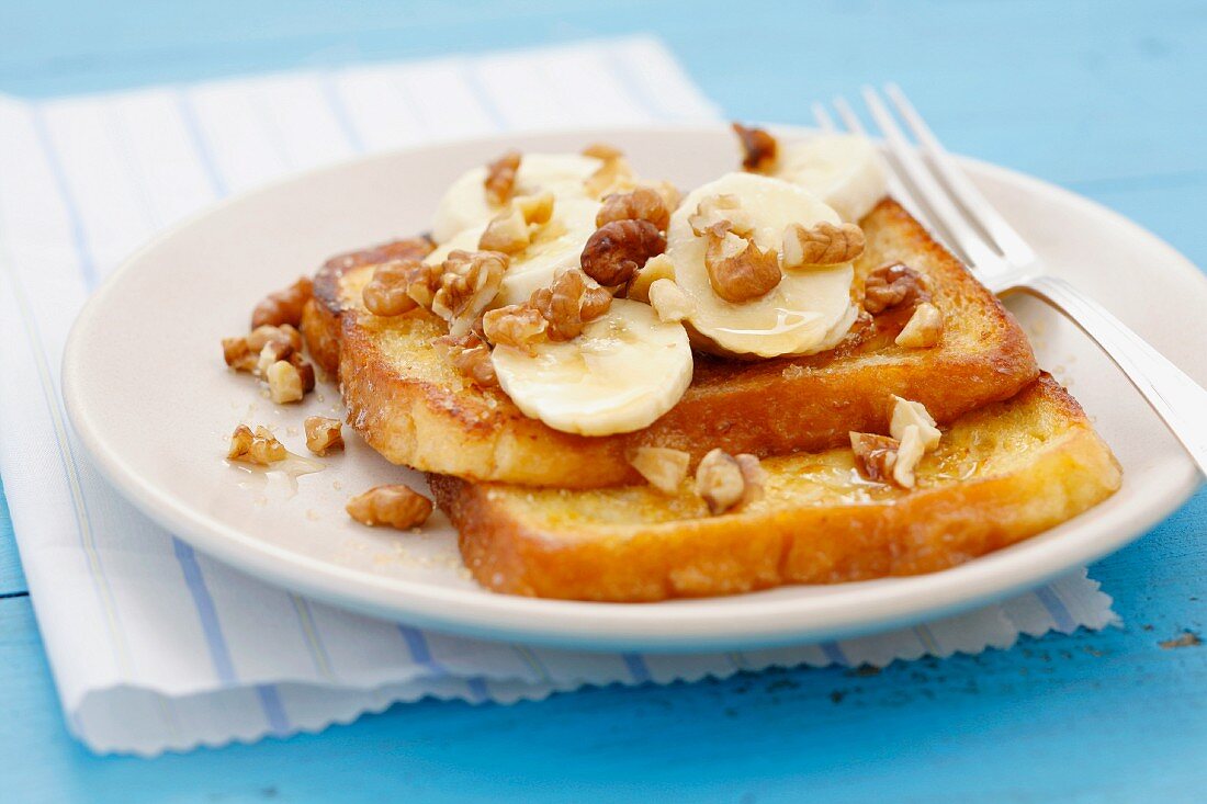 French Toast mit Bananen, Ahornsirup und Walnüssen