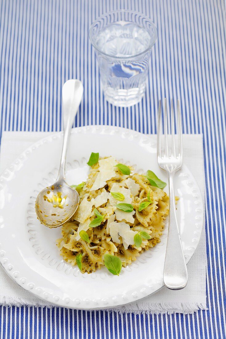 Farfalle mit Pesto und Parmesan