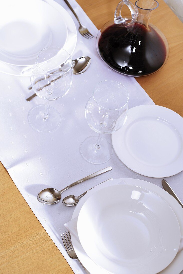 Weiß gedeckter Tisch mit Rotwein